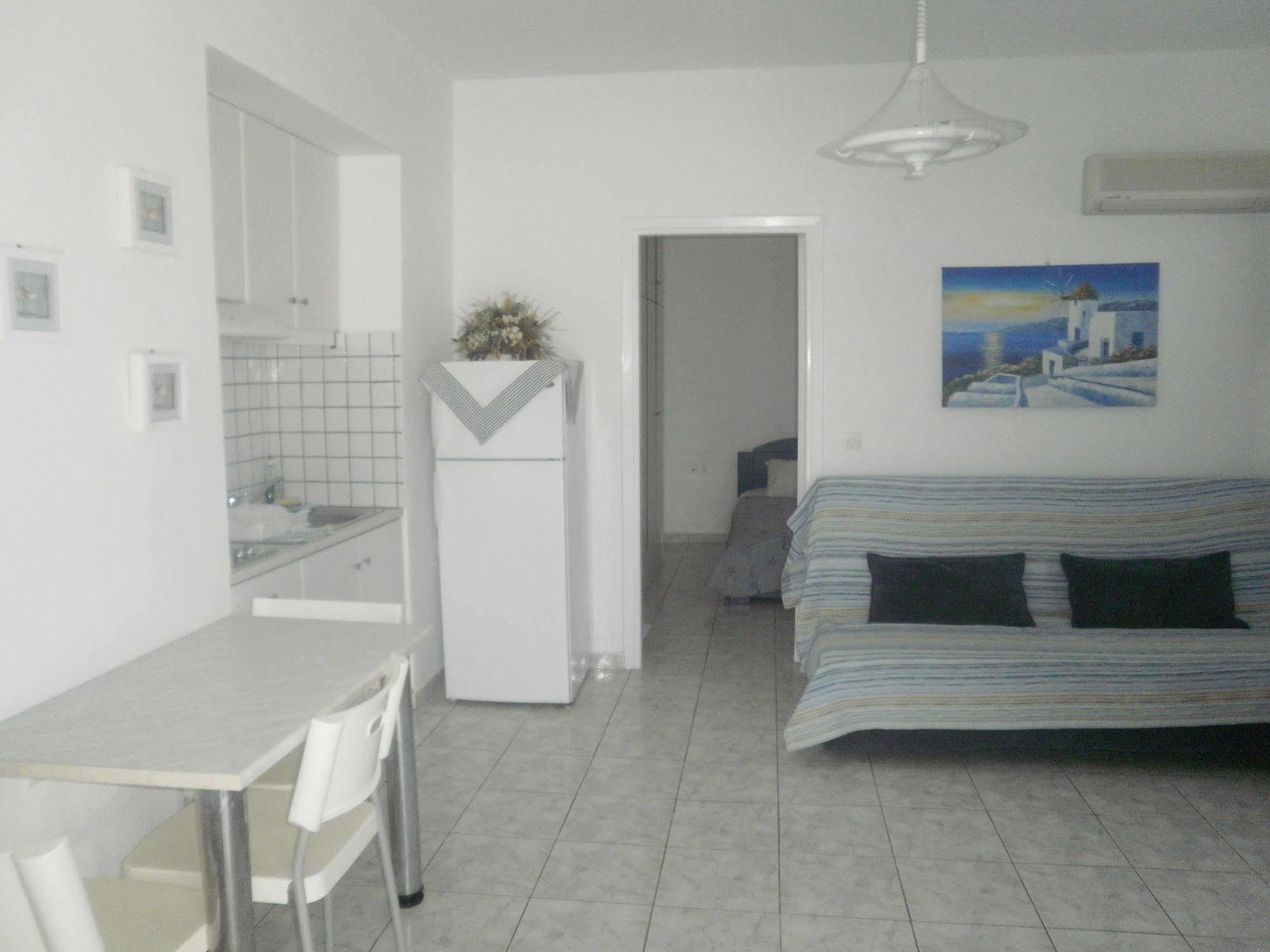 Blue And White Studios & Apartments Lefkos  Eksteriør bilde
